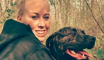 Sus dos perros la devoran en un bosque