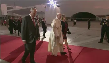 Pedro Pablo Kuczynski  intenta besar el anillo del papa y pasa un incómodo momento