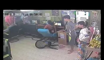 Una serpiente entra a un cibercafé a chatear y cunde el pánico. Que horror! 