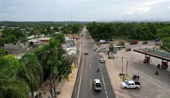 Presidente Abinader acompañado de Deligne Ascención inaugura avenida Los Beisbolistas por un valor de 178 millones