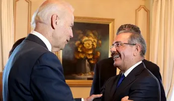 Presidente Medina despide con fuerte abrazo al vicepresidente de EE.UU.