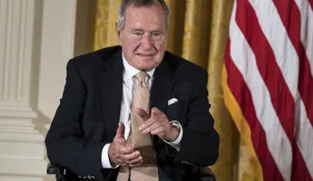 El expresidente George H.W. Bush revela que votará por Hillary Clinton