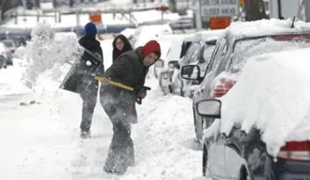 Como evitar multas por acumulación nieve frente a edificios y posibles efectos al removerla
