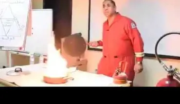 Esta es la manera correcta de apagar un sartén en llamas 
