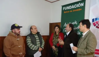 Entregan certificado y cheque a joven de 15 años 