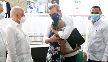 Gobierno entrega más de mil títulos de propiedad en La Canela, Santiago