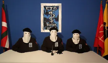 ETA pide perdón por el "daño causado" por décadas de violencia; se disolvería en mayo