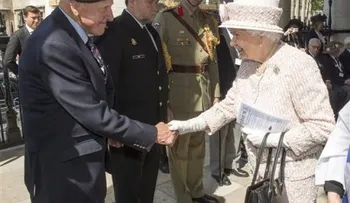 Reina Isabel preside conmemoración de fin de guerra