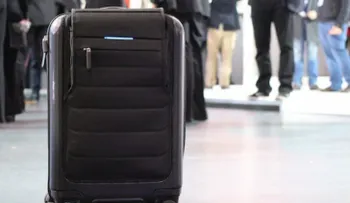 Por qué siempre deberías llevar una pelota de tenis en tu maleta cuando salgas de viaje