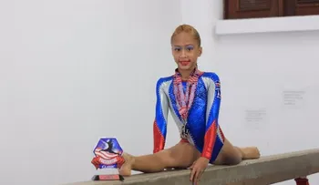 Niña gimnasta dominicana gana medalla de oro en EU