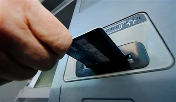 Apresan hombre instalando dispositivo roba claves en cajero de un centro comercial