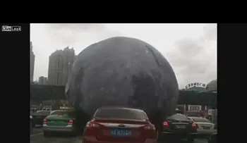 Una Luna inflable aterroriza en China a conductores, motoristas y transeúntes