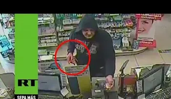 Ladrón asalta una farmacia con una lata de Coca Cola (Video)