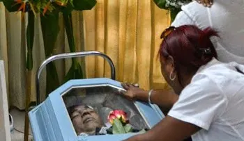 El juidero: Se para de la caja hombre que era velado en Santiago, causando susto, asombro y espanto