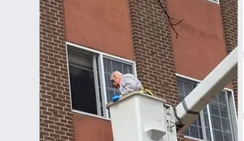 Un hombre de 88 años usa una grúa para ver a su esposa en cuarentena