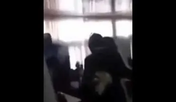 Amante arma un escándalo en la boda, al ir vestido igual que la novia (VIDEO)