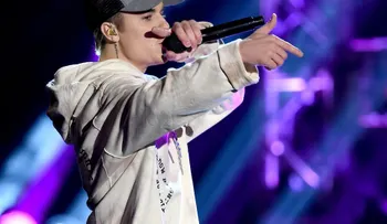 Justin Bieber causa polémica por usar unos pantalones con la bandera mexicana