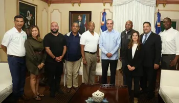 Presidente Abinader recibe comisión funcionarios de la ciudad de Nueva York