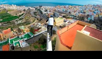 Vertiginoso descenso en BMX por los tejados de Gran Canaria (VIDEO)