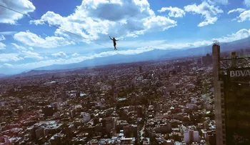 No mires hacia abajo: hombre camina sobre cuerda a 246 metros de altura 