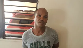 Detienen hombre disfrazado de seguridad con dos paquetes de marihuana en Higüey
