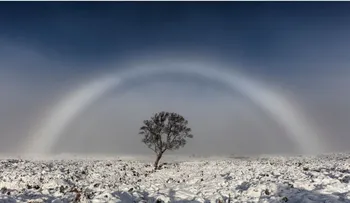 La belleza de un arcoíris blanco en un páramo escocés