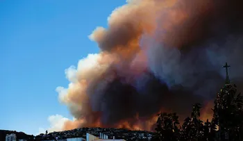 Voraz incendio en Valparaíso, Chile, afecta 100 viviendas y deja al menos 19 heridos