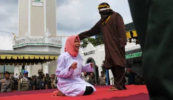 Castigan a una mujer en Indonesia por caminar cerca de un hombre que no era su esposo