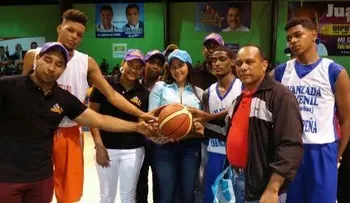 Movimiento Decisión Juvenil con Danilo realiza saque de honor en Sub-25 SDO
