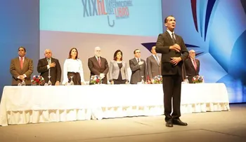 Inicia Feria Internacional del Libro; protestan por entrega de premio a Vargas Llosa