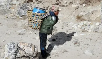 El Everest tiene un problema con los excrementos humanos: así intentan resolverlo