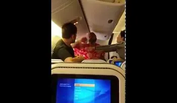 Dos pasajeros se enfrentan a puñetazos limpios en un avión