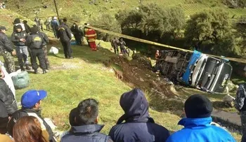 Al menos 24 muertos y 29 heridos al caer un autobús a un precipicio en Perú