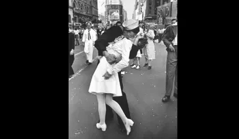 Murió la enfermera que protagonizó este famoso beso
