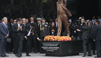 Piden retirar estatua de Kirchner de sede de Unasur en Ecuador: "No es un buen ejemplo"