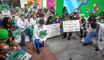 De rodillas, médicos y enfermeras de Miami honran a Floyd