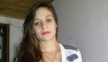 Derribó el portón de la casa de su ex pareja con el auto, la asesinó e hirió a su hijo de cuatro años