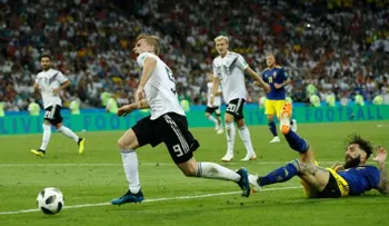 Jugador de Suecia recibe insultos racistas tras derrota con Alemania