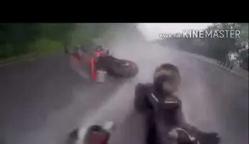 Motorista salva a su pasajera tras accidentarse en una carretera infernal (VIDEO)