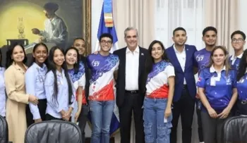Presidente Abinader recibe estudiantes que participan en concurso de la NASA