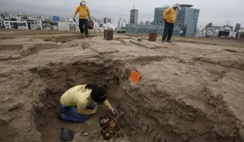 Enterrados en cuclillas: descubren en Perú tumbas que asombran arqueólogos (VIDEO)