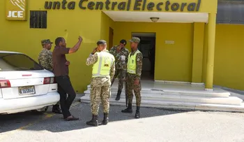 Presidente de JCE inspecciona impresión de las boletas que usarán en las elecciones