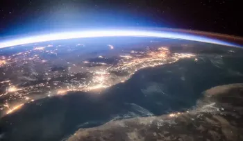 Un impresionante VIDEO muestra desde la EEI como el Sol ilumina la Tierra