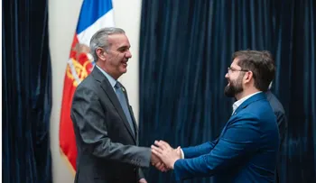 Luis Abinader saluda a Gabriel Boric