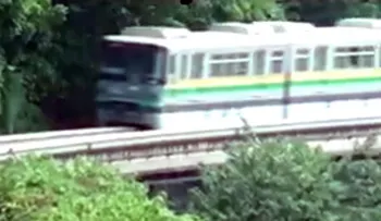Una ciudad chica busca una increíble solución para que un tren atraviese zona llena de edificios