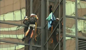 Un hombre escala la Torre Trump usando ventosas