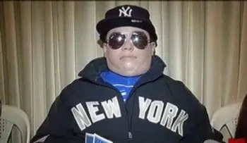 Velan a difunto sentado jugando póker