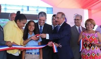 Presidente Medina inaugura escuela en San Juan de la Maguana