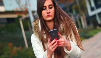 Dos de cada tres personas espían el móvil de su pareja