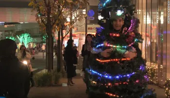 Un hombre disfrazado de árbol difunde el espíritu navideño por las calles de Tokio